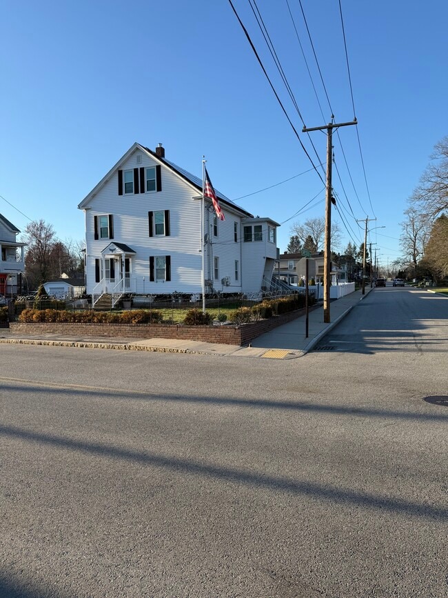 Building Photo - 95 Lake St