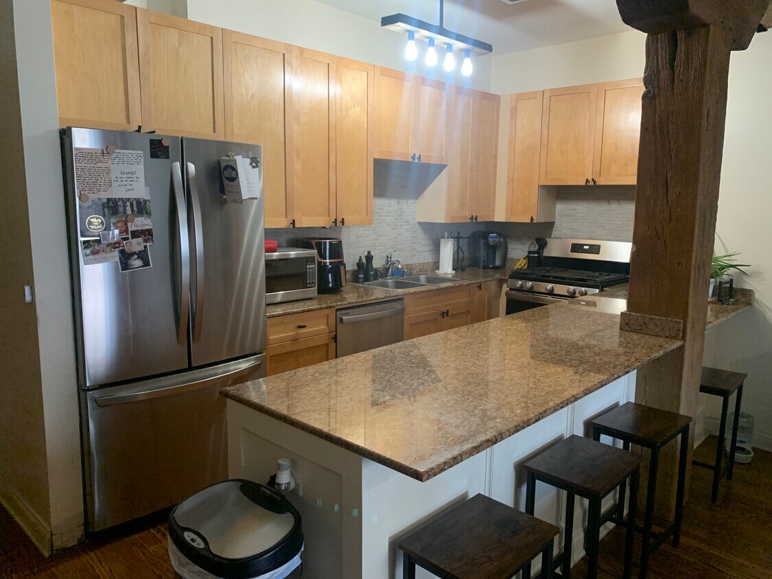Primary Photo - 1735 W Diversey Pkwy