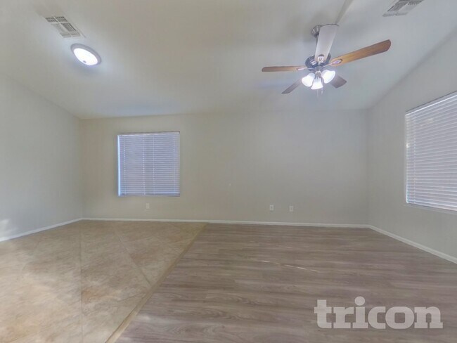 Foto del edificio - 2116 S 160th Ln