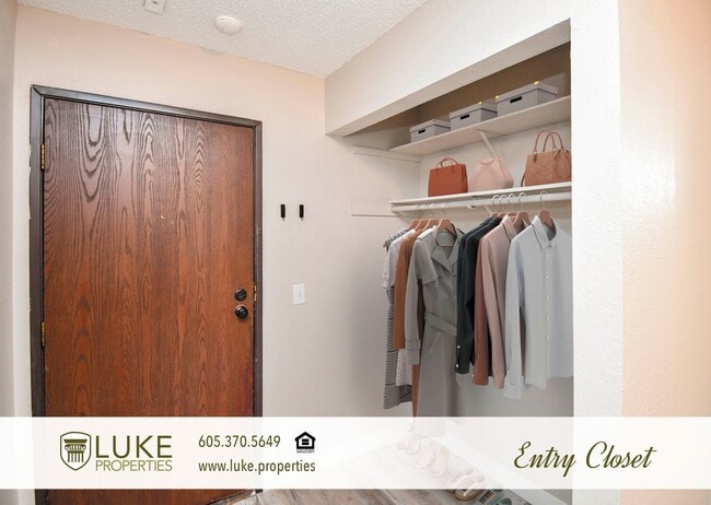 Building Photo - 405 S Sycamore Ave