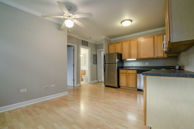 Building Photo - 738 W Briar Pl