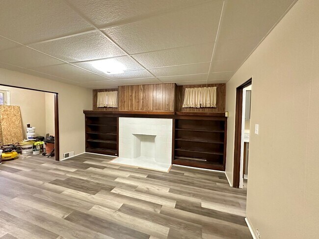 Foto del edificio - Updated 1 Bed/1 Bath Apartment in Greenfield - Private Deck, Central Heat & AC - Water/Sewage Inc...