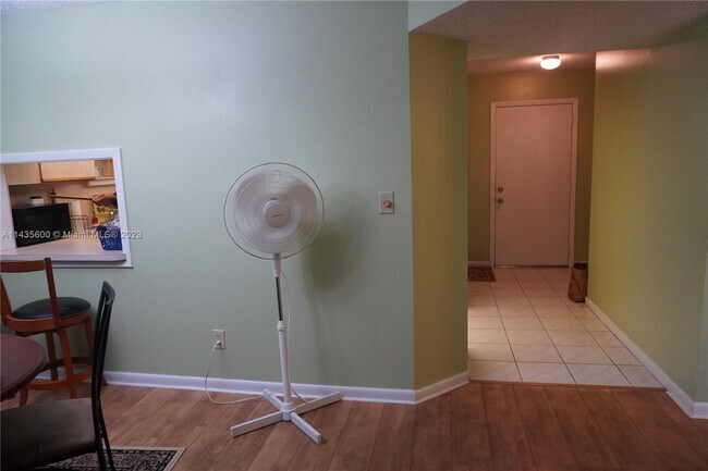 Building Photo - 4940 E Sabal Palm Blvd