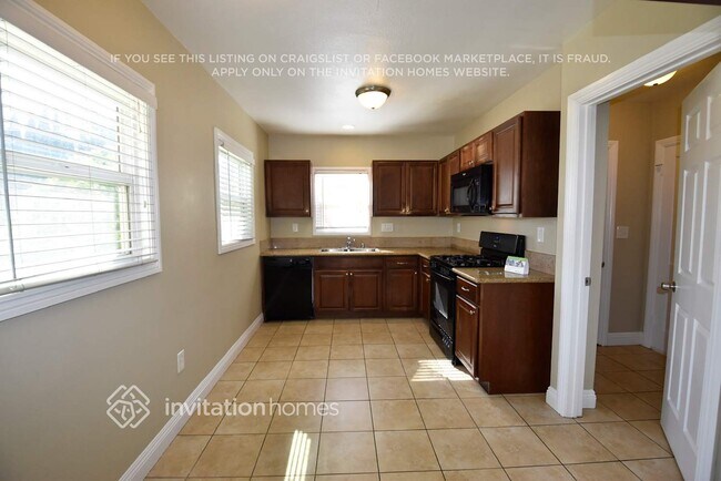 Foto del edificio - 1221 E Roosevelt Rd