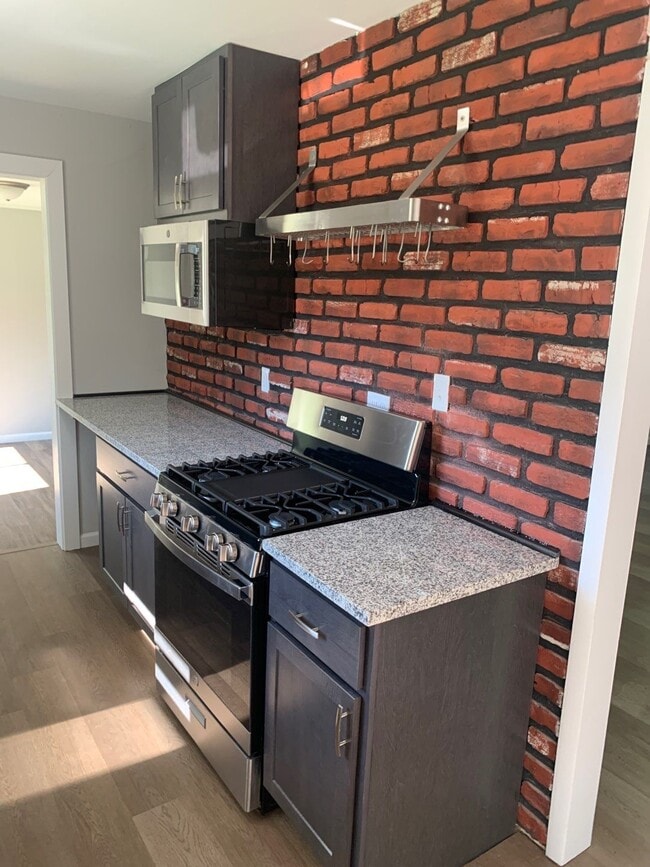 Kitchen range wall - 3947 Fairway Ct