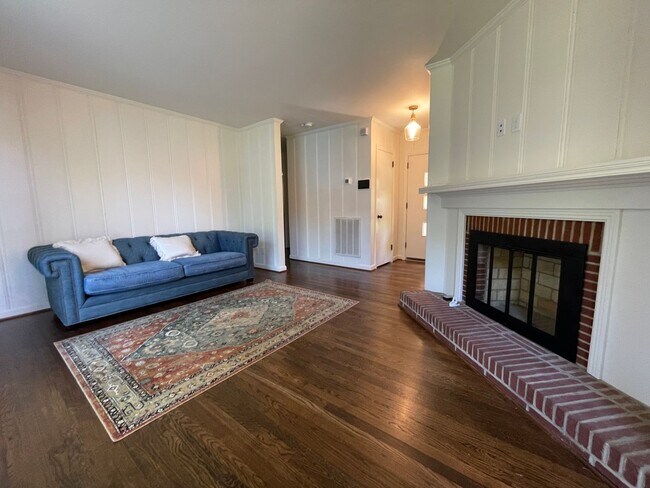 Foto del edificio - Beautiful Home located on .53 Wooded Corner Lot.