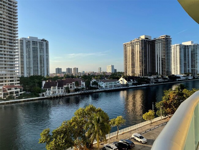 Foto del edificio - 19390 Collins Ave