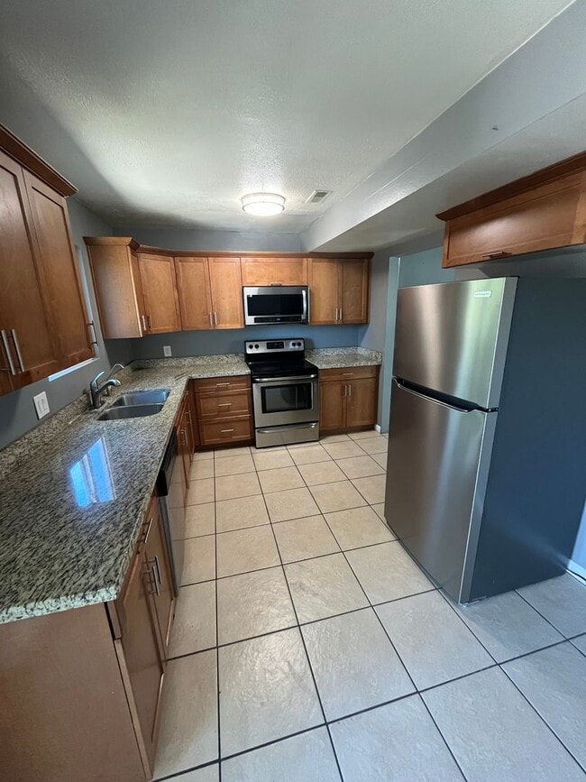 Building Photo - Beautiful Orem Home