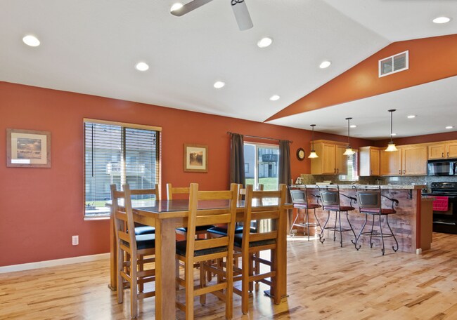 Building Photo - 203 W Ferruginous Way