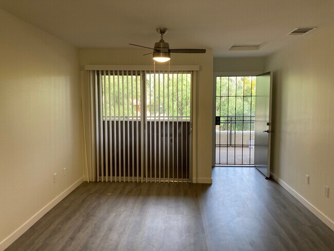 Foto del edificio - 2875 N Los Felices Rd
