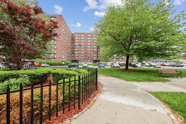 Building Photo - Maple Gardens
