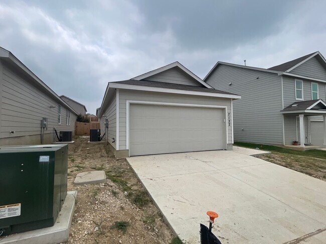 Building Photo - Beautiful New Home in Crescent Hills!