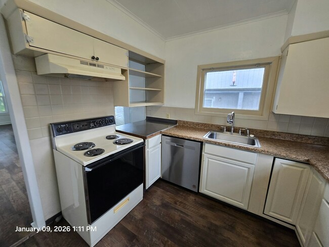 Building Photo - 911 16th Ave