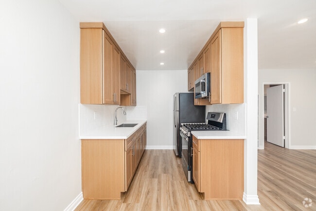 1BR, 1BA - 675SF - Kitchen - 11520 Menlo Ave