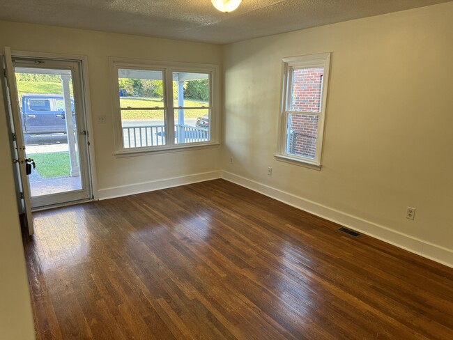 Building Photo - 915 W Martin St