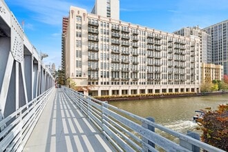 Building Photo - 758 N Larrabee St