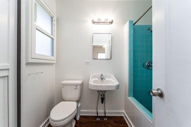 Building Photo - 1 BED 1 BATH with 1 parking, MCCully area