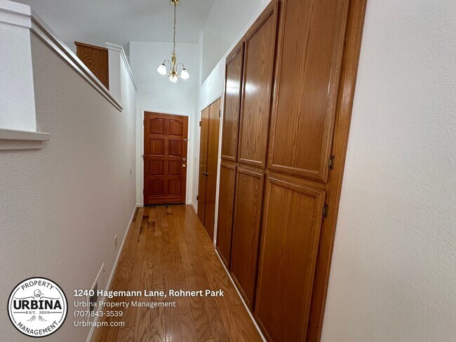 Foto del edificio - Beautiful 3-Bedroom Home with Serene Backy...