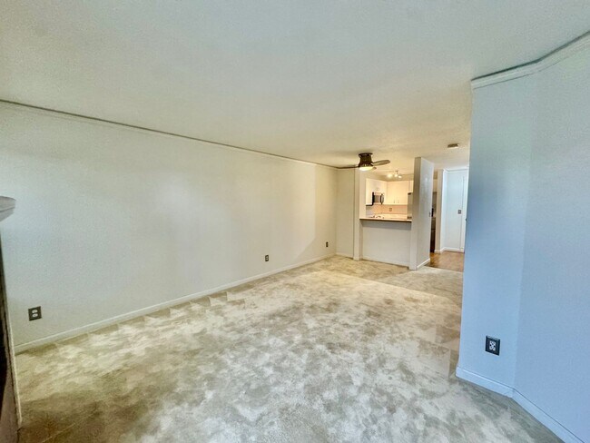 Building Photo - Half-off first month's rent!!! Charming One-Bedroom in Queen Anne!!!!