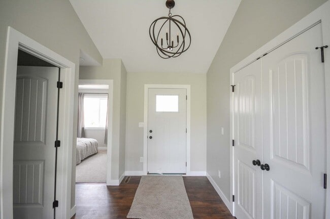 Building Photo - Bright & modern main floor living in newer home!