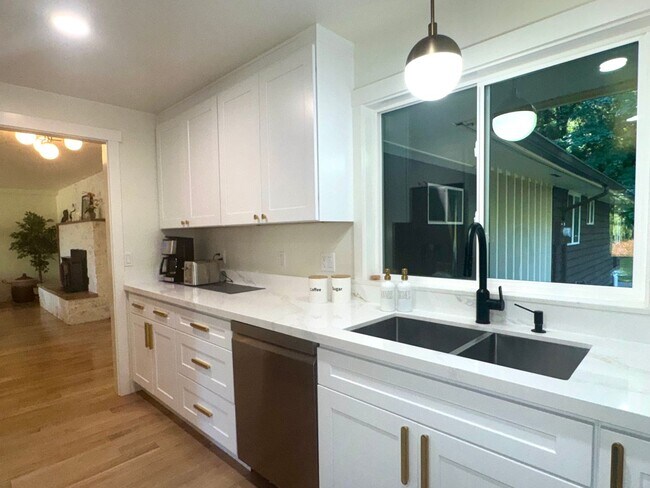 Foto del edificio - Desirable Eagle Harbor waterfront, fully f...
