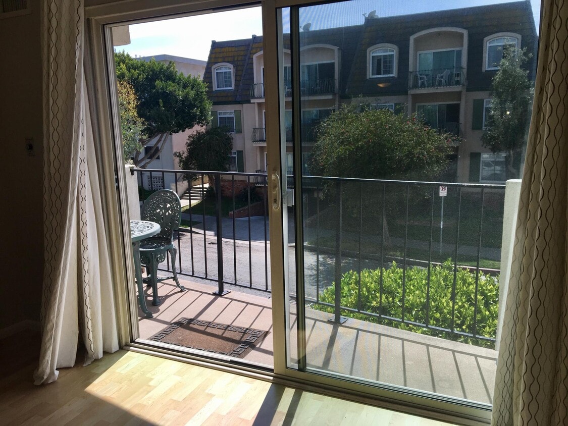 Balcony - 8163 Redlands St