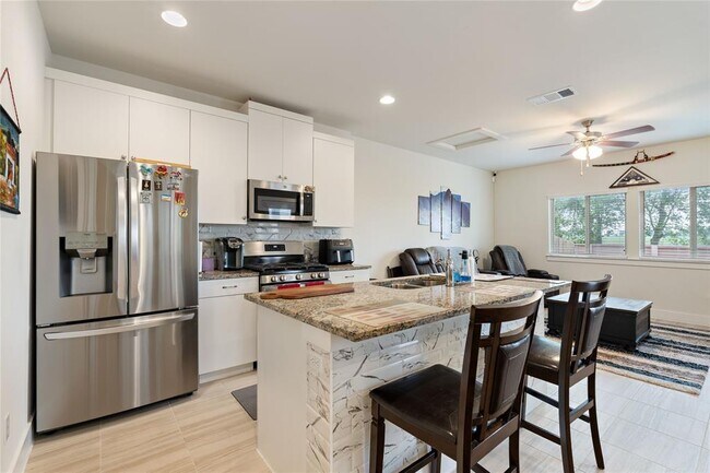 Building Photo - 603 White Steppe Way