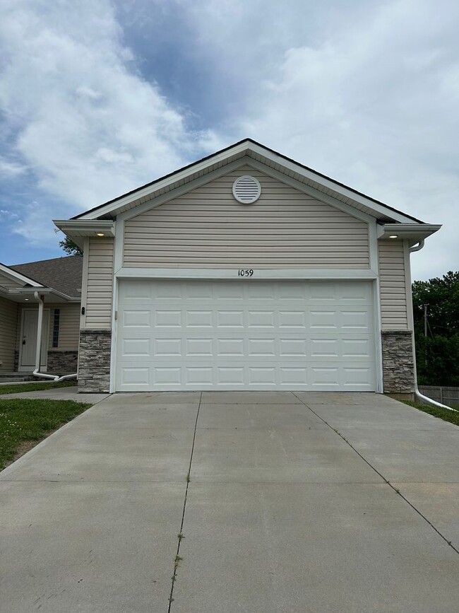 Building Photo - 1059 N 170th Ave