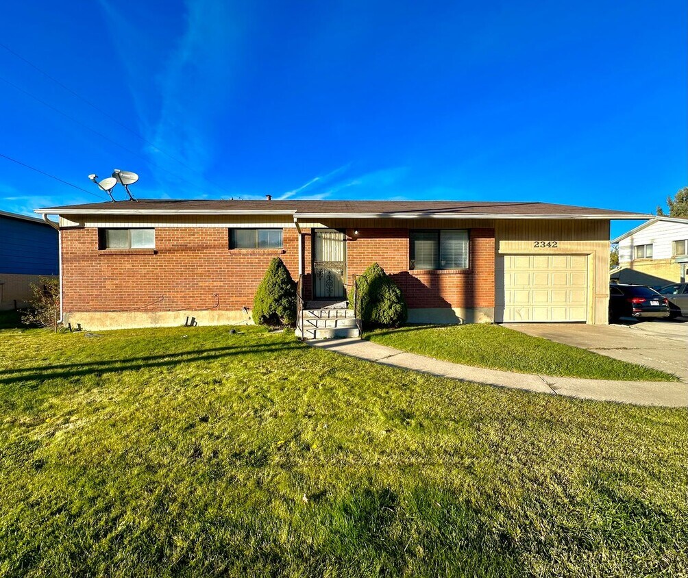 Foto principal - Remodeled 4 Bd Home with 23'x35' Heated Wo...