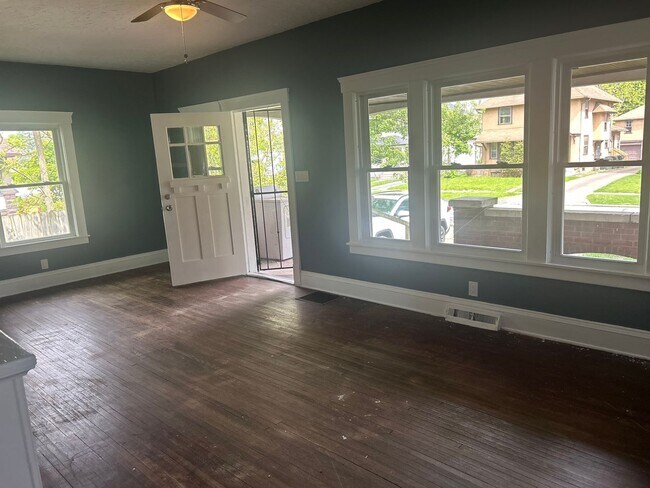 Building Photo - 3bd Single Elyria Section 8