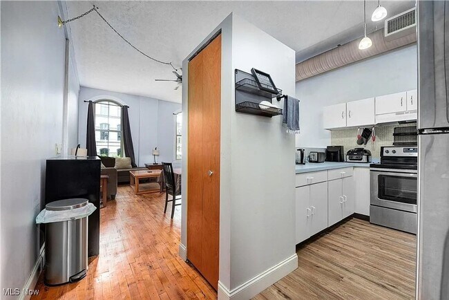 Building Photo - Charming 1BR Condo in Cleveland downtown w...