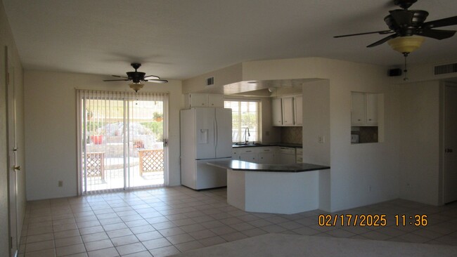 Foto del edificio - 3 Bed 2 Bath 2 Car Garage with ample parking