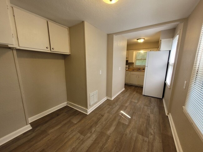 Foto del edificio - 2 bedroom, 1.5 bathroom home with detached...