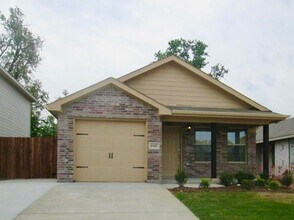 Building Photo - 660 River Garden Dr
