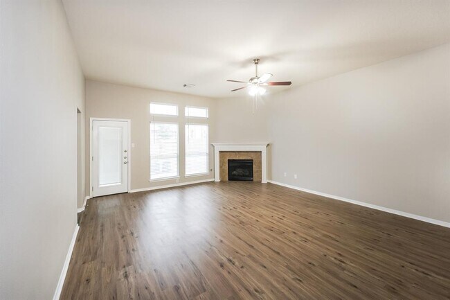 Foto del edificio - 4211 Tree Moss Pl