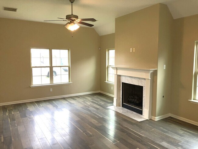 Foto del edificio - 1126 River Wood Creek W