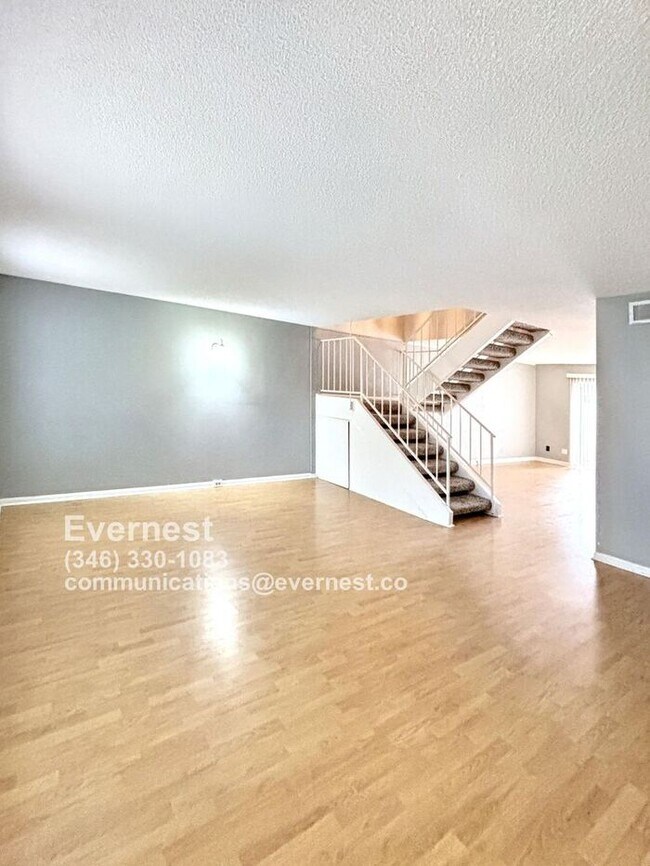 Building Photo - Beautiful 3-Bedroom Townhome with Convenie...