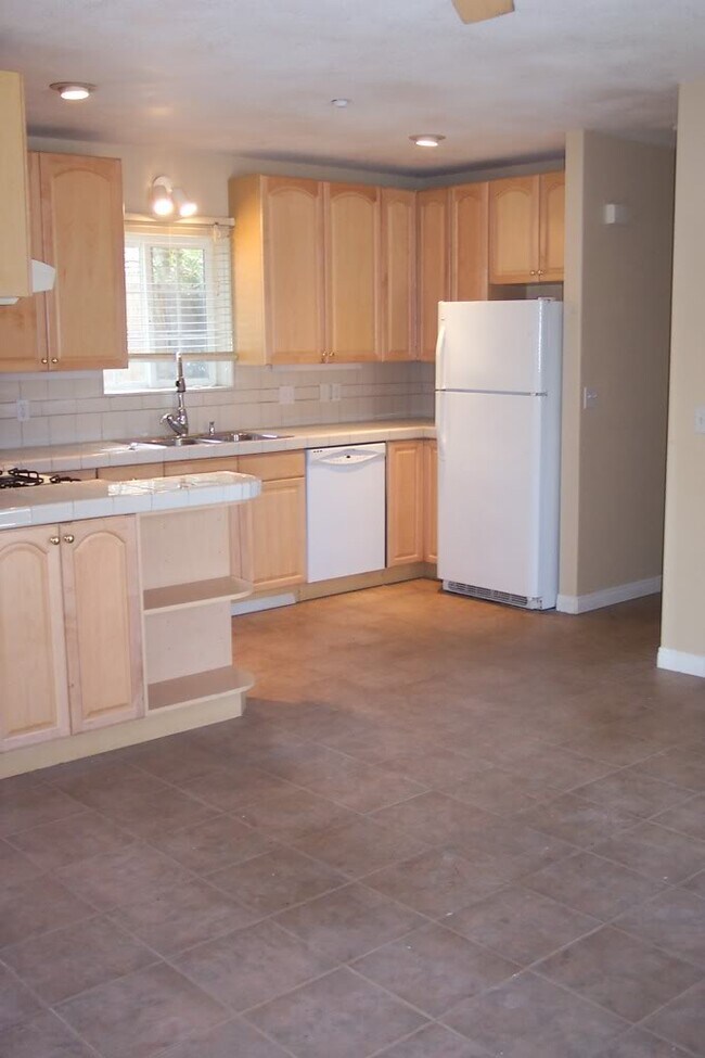 Building Photo - 1510 S Hill Ave