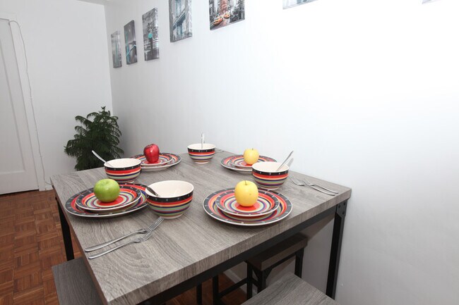 área de comedor - 1551 Metropolitan Ave
