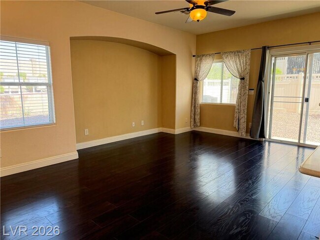 Foto del edificio - Gated 2BR Townhome with Loft, 2-Car Garage & Private Backyard