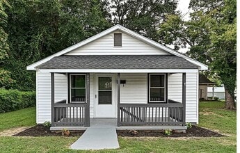 Building Photo - 225 Charlesvoix Ave