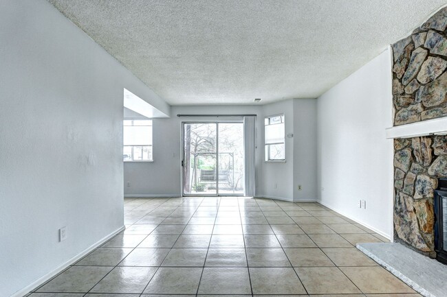 Building Photo - 2 bed 1 bath Condo in Victoria Crossing II