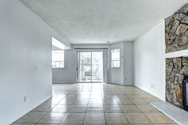 Foto del edificio - 2 bed 1 bath Condo in Victoria Crossing II