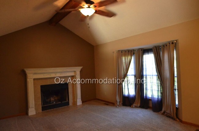 Building Photo - 708 NE Bryant Dr