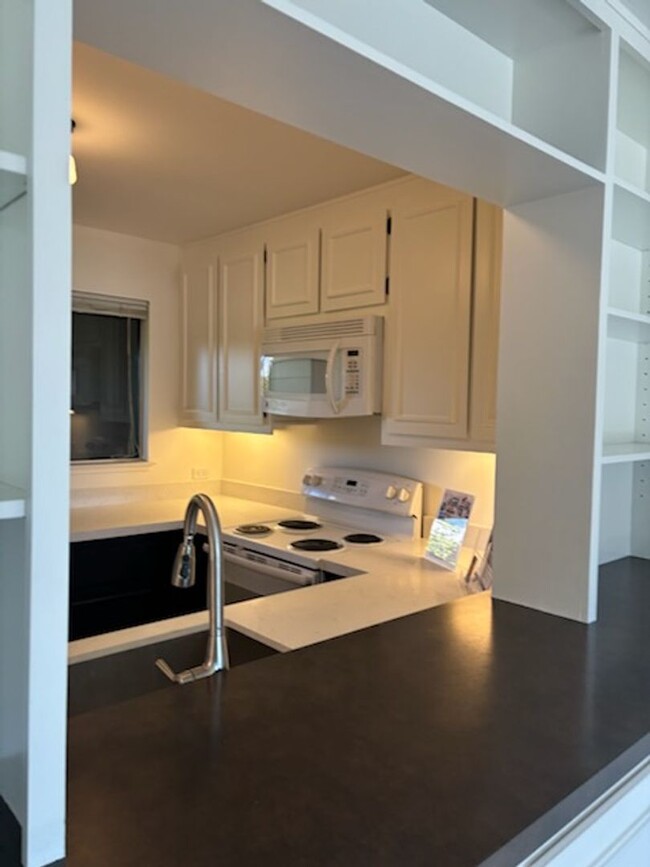 Foto del edificio - Beautiful Condo with Scenic Views in Green...