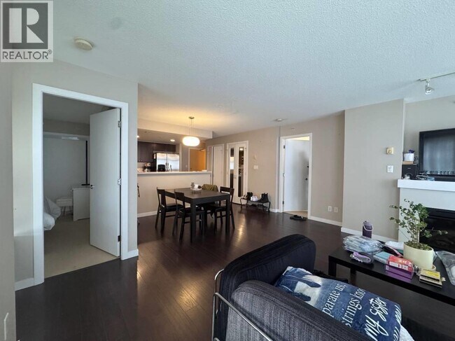 Building Photo - 8120 Lansdowne Rd