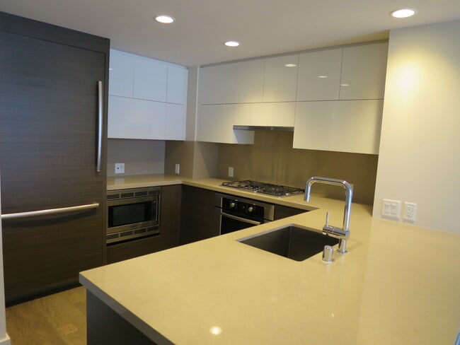 Building Photo - Downtown Seattle-Insignia condo 2 bed/1.75bath, W/S/G/Gas included + 1 free parking.