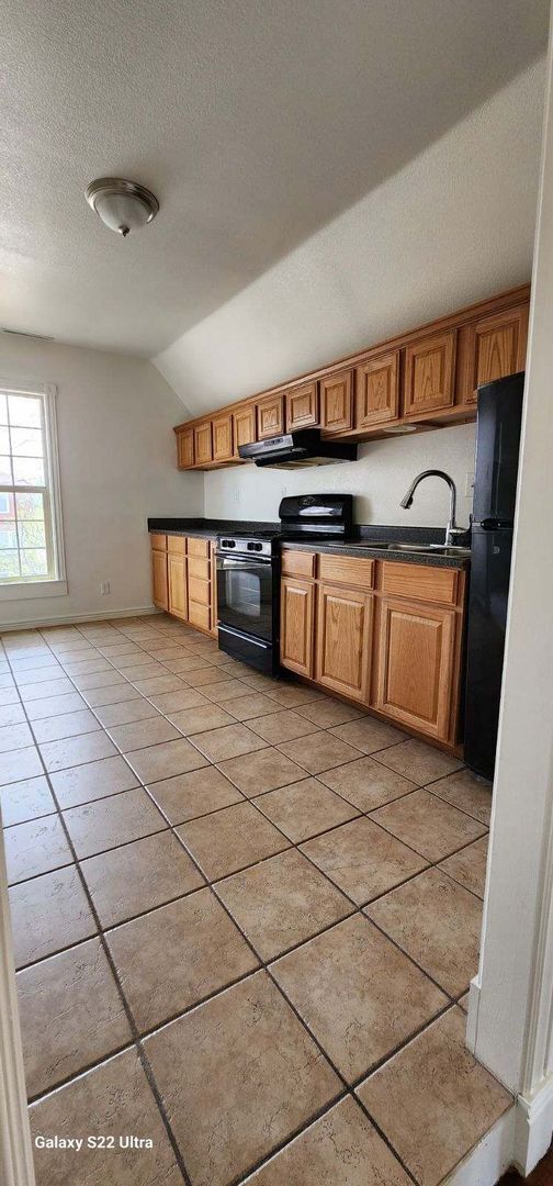 Building Photo - Newly renovated, second floor 1 bed, 1 bat...