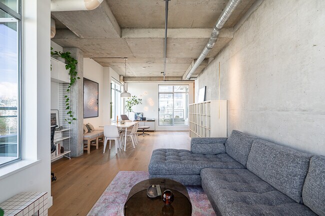 Photo du bâtiment - 495 W 6th Ave