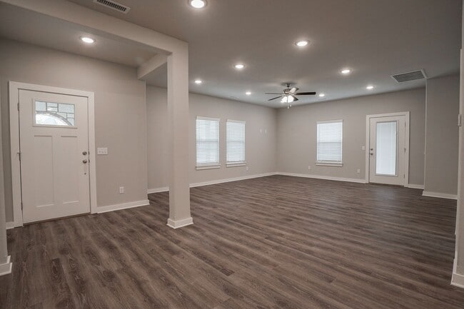 Building Photo - 4 bedroom 3.5 bath home!